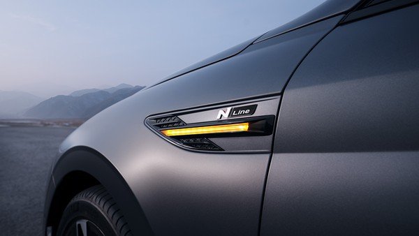 Hyundai SONATA, Фирменные шильдики N-Line на кузове.