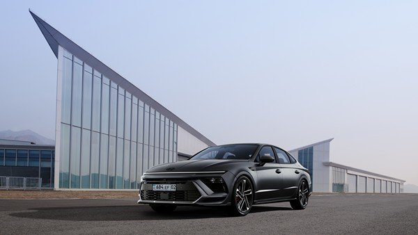 Hyundai SONATA, Глянцевая декоративная решётка радиатора.
