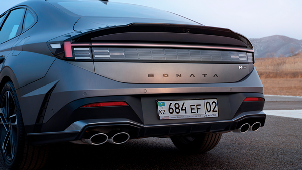 Hyundai SONATA, Спойлер на крышке багажника, повышающий аэродинамическую устойчивость на высоких скоростях.